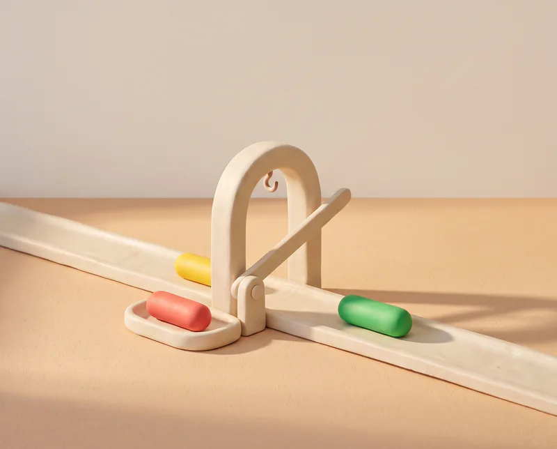 Hooks et sécurité : un rail en pâte passe sous une petite barrière en arche d’où pend un crochet ; la barre verte est passée, la jaune attend, la rouge est mise de côté.