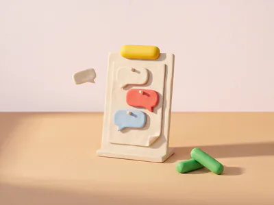 Une carte de tâche en pâte, debout, où sont épinglées trois bulles de dialogue ; une quatrième bulle arrive en l’air.